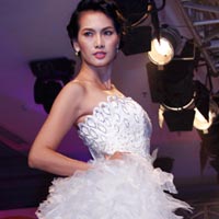 Xu hướng thời trang - Anh Thư trở lại sàn catwalk